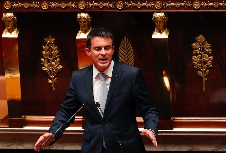 Manuel Valls lehen ministroak eztabaidaren hasieran hitz egin du Asanblea Nazionalean. (François GUILLOT/AFP)