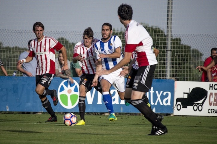 Zaldua trata de alcanzar el balón ante la oposición de varios jugadores del Logroñés. (Jaizki FONTANEDA / ARGAZKI PRESS)