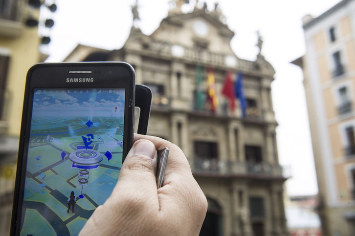 Un joven trata de capturar Pokémon en la Plaza del Ayuntamiento de Iruñea. (Jagoba MANTEROLA | ARGAZKI PRESS)