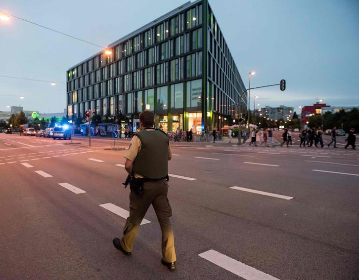 Un policía alemán patrulla en las inmediaciones del centro comercial. (STRINGER/AFP)