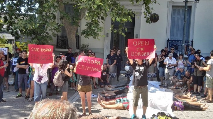 Protesta ante la embajada española en Atenas. (Karabana Grezia Euskal Herria)