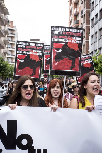Cientos de personas se han sumado en Gasteiz a la manifestación contra la tauromaquia. (Jaizki FONTANEDA/ARGAZKI PRESS)