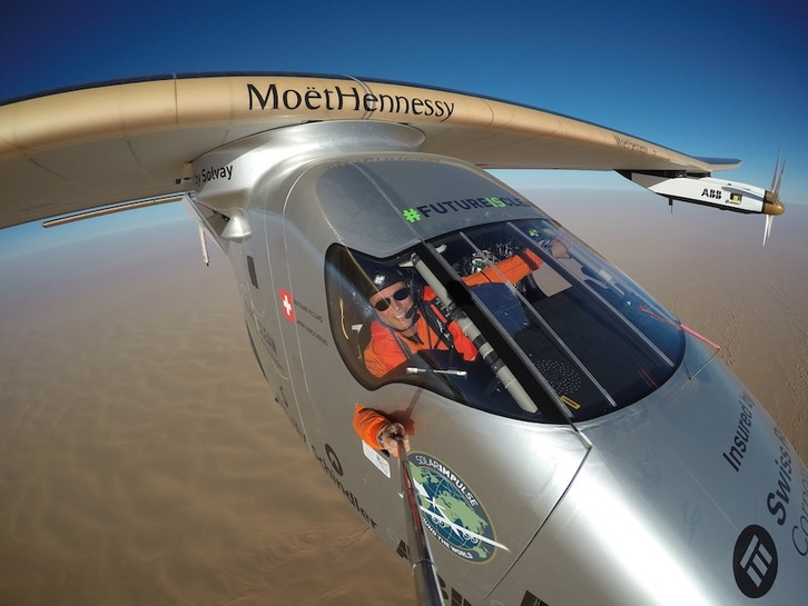 El piloto Bertrand Piccard se hace un selfie en el Solar Impulse II. (Bertrand PICCARD/AFP) 