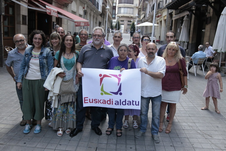 Ruben Belandia, junto al resto de la candidatura de Euskadi Aldatu. (ARGAZKI PRESS)