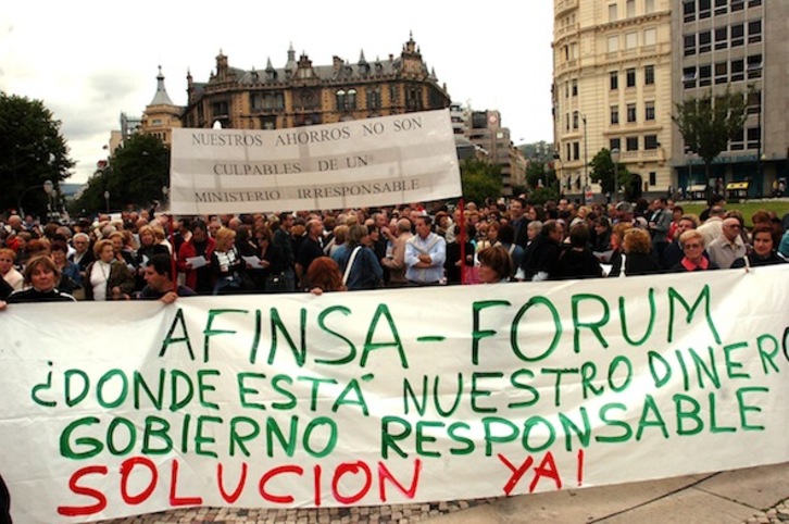 Concentración en Bilbo de afectados por Afinsa y Forum Filatélico, en mayo de 2006. (Marisol RAMÍREZ / ARGAZKI PRESS)