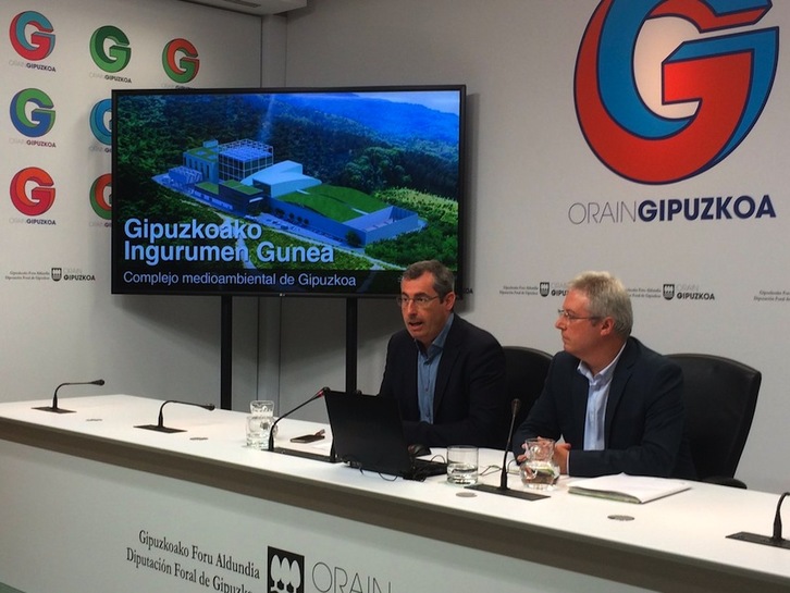 Markel Olano y José Ignacio Asensio han ofrecido los detalles de la licitación de la incineradora. (@OrainGipuzkoa)