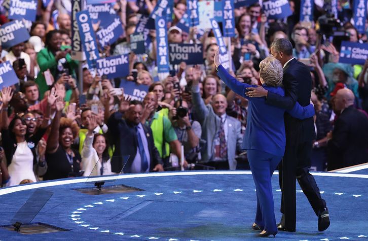 Clinton y Obama saluda juntos a los asistentes a la convención del Partido Demócrata. (Drew ANGERER / AFP) 