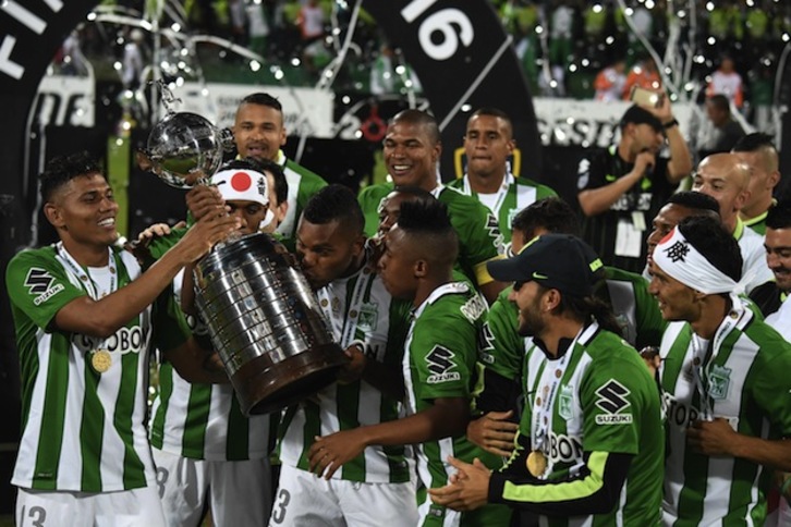 Los jugadores del Atlético Nacional celebran su título de la Copa Libertadores. (Luis ACOSTA / AFP)