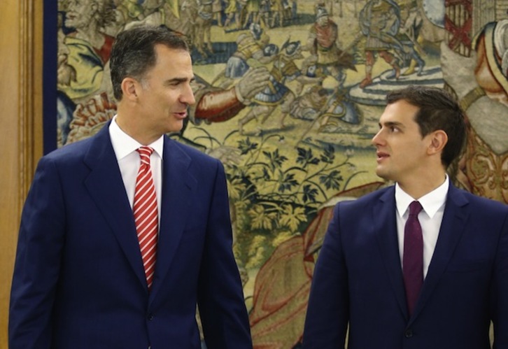 Felipe de Borbón y Albert Rivera posan para los medios. (Angel DÍAZ / AFP)