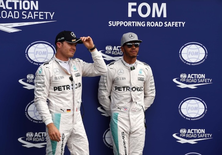 Rosberg y Hamilton volverán a copar la primera línea. (PATRIK STOLLARZ / AFP)