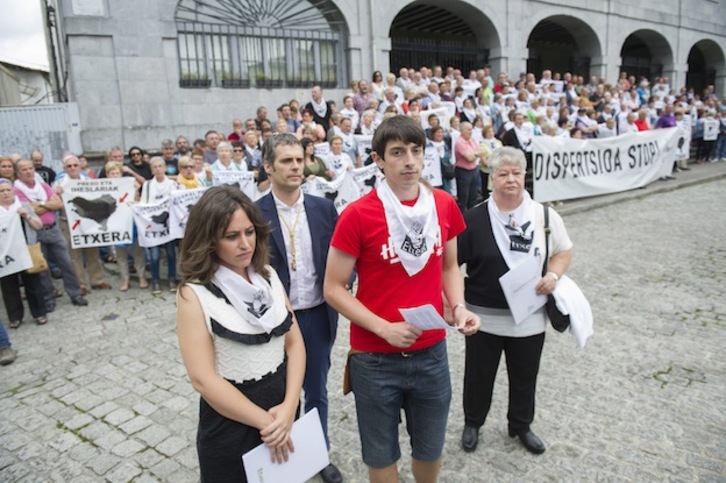 Representantes de Etxerat, en Loiola. (Juan Carlos RUIZ / ARGAZKI PRESS)