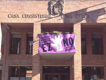 Fachada del Ayuntamiento de Barañain con una pancarta de protesta.