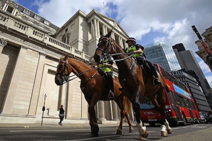 Dos policías a caballo pasan frente a la sede del Banco de Inglaterra en el centro de Londres. (Justin TALLIS/AFP)