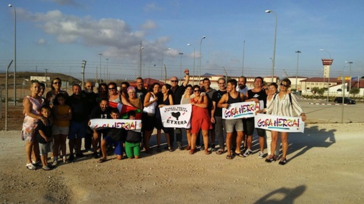 Villenako espetxetik atera da Elena Beloki. (NAIZ)