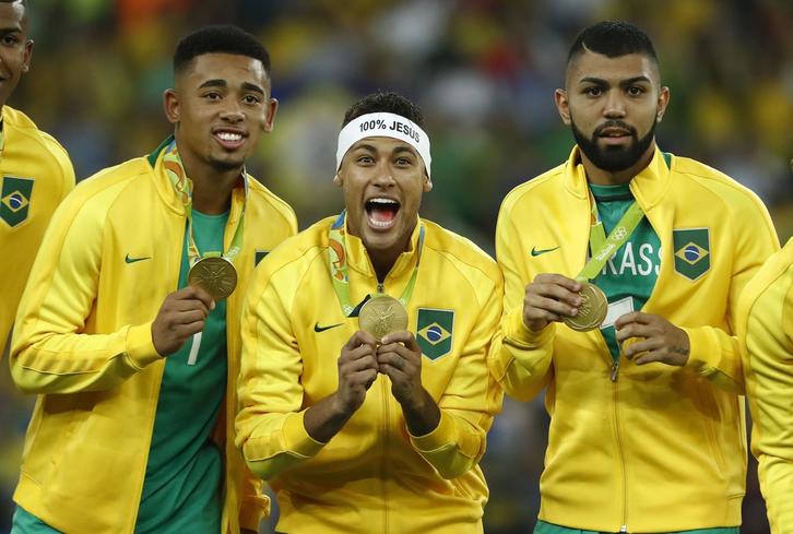 Hainbat jokalari brasildar, urrezko dominarekin. (Odd ANDERSEN/AFP)