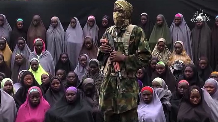 Abubakur Shekau apareció en un vídeo junto a las jóvenes secuestradas en Chibok. (AFP)