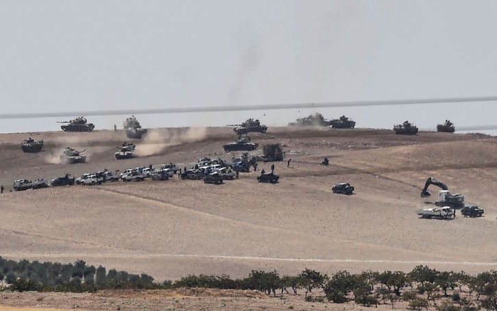 Tanques turcos han cruzado la frontera siria. (Bulent KILIC / AFP)
