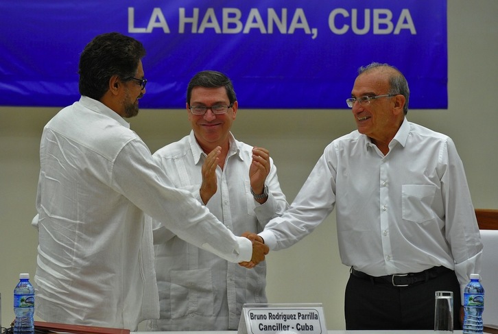 Humberto de la Calle e Iván Márquez han sellado el acuerdo definitivo de paz. (Yamil LAGE / AFP)