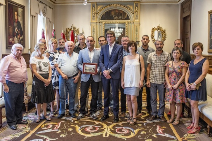 Representantes municipales y allegados de Justo López de Zubiria, en el Ayuntamiento de Gasteiz. (Jaizki FONTANEDA / ARGAZKI PRESS)
