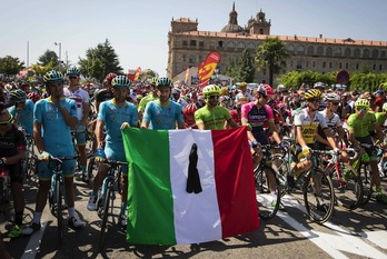 Al comienzo de la etapa el pelotón ha recordado a las víctimas del terremoto de Italia. (Jaime REINA / AFP)