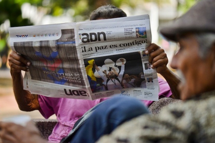 La prensa colombiana recoge en grandes titulares el acuerdo de paz. (Luis ROBAYO / AFP)