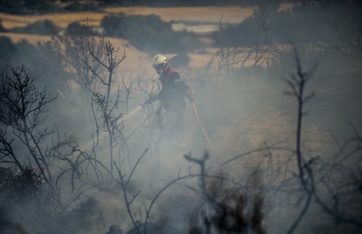 Un bombero trabaja entre la humareda. (Jagoba MANTEROLA / ARGAZKI PRESS)