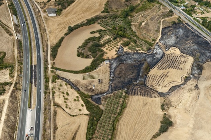 El origen del incendio tuvo lugar en la mediana de la autopista, a la izquierda de la imagen. (Gobierno de Nafarroa)