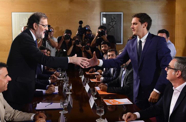 Rajoy y Rivera, durante la firma del acuerdo. (Pierre-Philippe MARCOU/AFP)