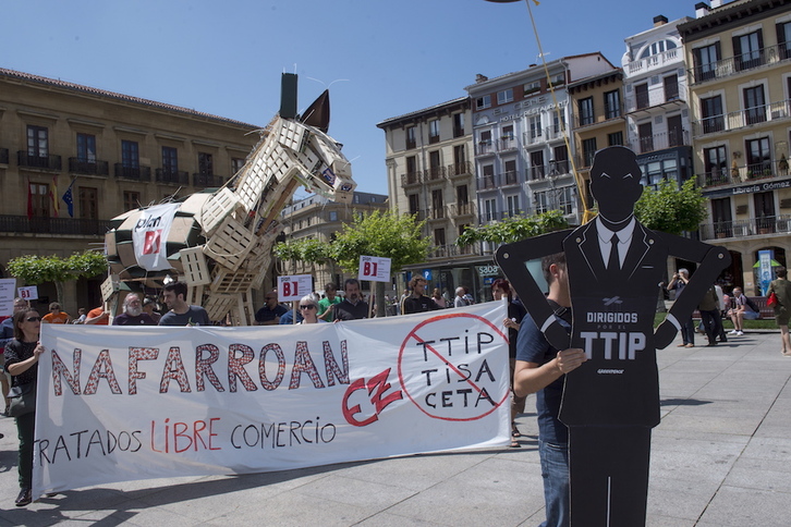 Protesta contra el TTIP el pasado mayo en Iruñea. (Iñigo URIZ | ARGAZKI PRESS)