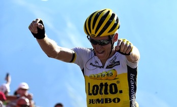 Robert Gesink celebra su victoria. (José JORDÁN/AFP)