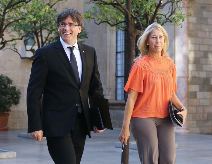 El president de la Generalitat, Carles Puigdemont, junto a la portavoz del Ejecutivo, Neus Munté. (@govern)
