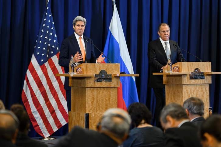 Jhon Kerry y Sergei Lavrov, en rueda de prensa. (Fabrice COFFRINI/AFP)