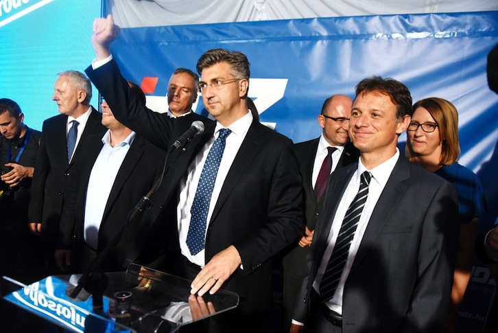 El líder del HDZ, Andrej Plenkovic, celebra la victoria con sus seguidores. (AFP)