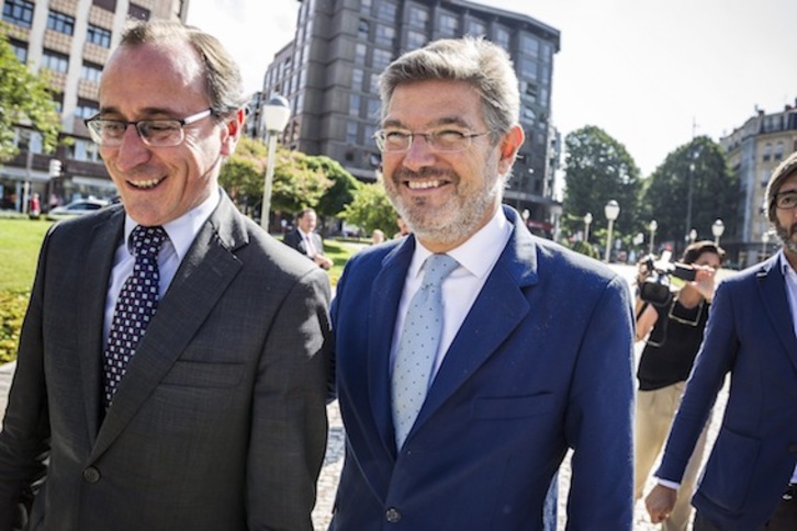 El ministro español de Justicia en funciones, Rafael Catalá, junto a Alfonso Alonso en Bilbo. (Aritz LOIOLA/ARGAZKI PRESS)