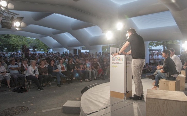 Otegi se dirige a los asistentes al mitin de Errenteria. (Andoni CANELLADA / ARGAZKI PRESS)