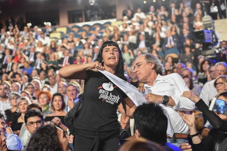 Protesta por la libertad de Ibon Iparragirre en el estreno de Zinemaldia. (Juan Carlos Ruiz / Argazki Press) 