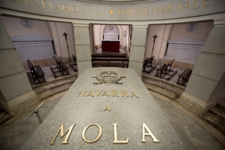 En primer término, el sepulcro donde se encuentran los restos de Mola. (Iñigo URIZ/ARGAZKI PRESS)