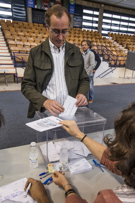 Alfonso Alonso ha votado en Gasteiz. (ARGAZKI PRESS)