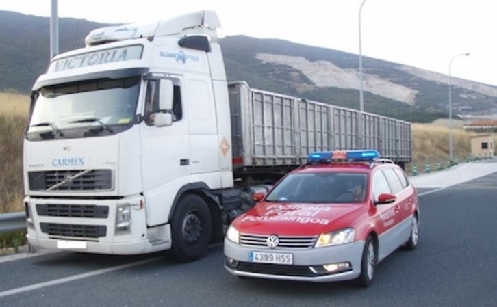 Imagen del camión interceptado por la Policía Foral y cuyo conductor ha dado positivo en alcoholemia. (POLICÍA FORAL)