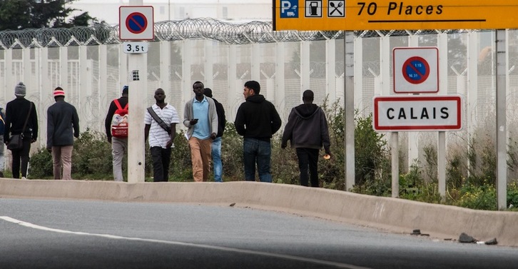 Hainbat etorkin, Calaisen. (Philippe HUGUEN/AFP) 