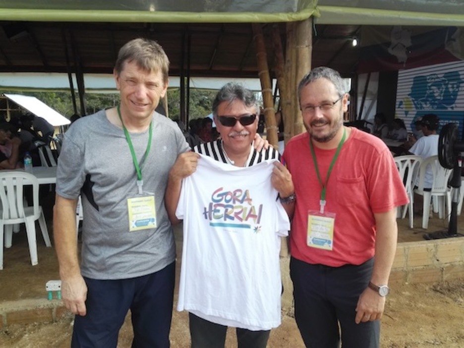 Aiartza y Etxeberria, junto a Jesús Santrich, miembro del Estado Mayor de las FARC-EP. 