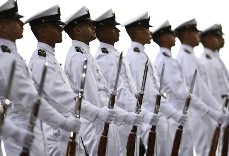 Cadetes de la Marina, en la recepción a los líderes internacionales. (Luis ROBAYO/AFP)