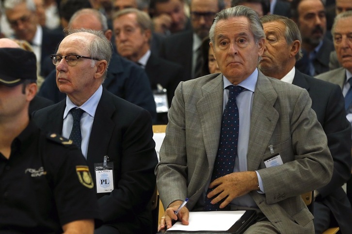 Rodrigo Rato y Miguel Blesa, en el banquillo de los acusados durante el juicio. (Sergio BARRENECHEA/AFP)