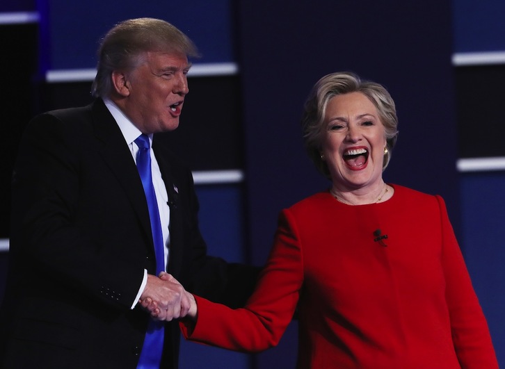Trump y Clinton han sellado con un apretón de manos el primer debate televisivo. (Spencer PLATT / AFP)