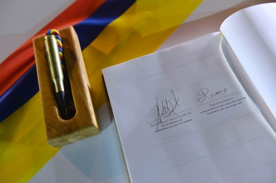 Las firmas de Santos y ‘Timochenko’ han sellado el acuerdo de paz. (Efraín HERRERA/AFP)
