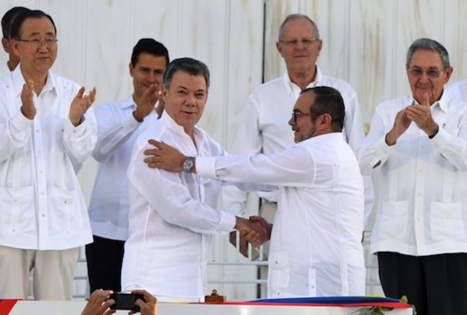 Histórico apretón de manos entre el presidente Santos y el líder de las FARC-EP, ‘Timochenko’. (Luis ACOSTA/AFP)