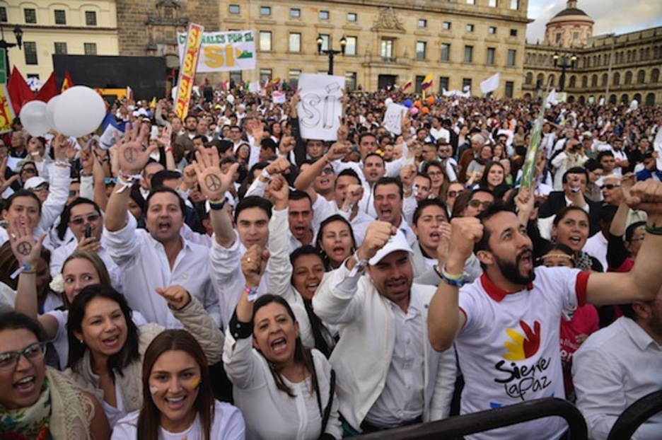 Celebración de la firma de la paz en Bogotá. (Guillermo LEGARIA/AFP)