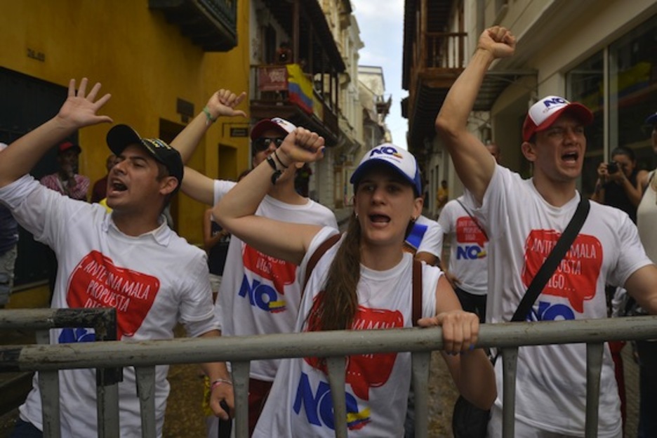 Protesta de los detractores del acuerdo de paz, en Cartagena. (Luis ROBAYO/AFP)