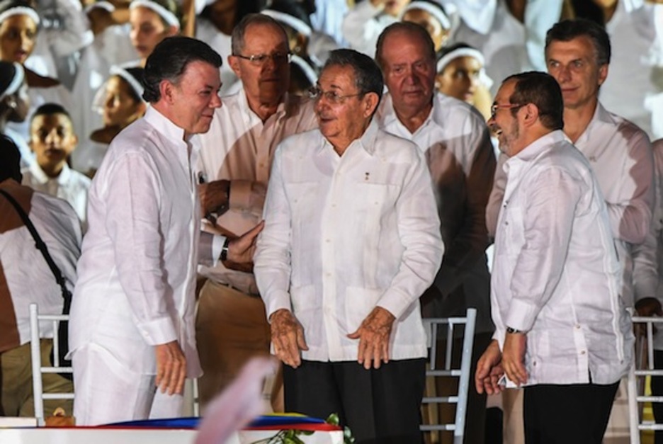 Santos y ‘Timochenko’ flanquean a Raúl Castro, presidente de Cuba, país que ha jugado un importante papel. (Luis ACOSTA/AFP)