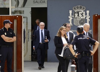 Rodrigo Rato, uno de los encausados, a las puertas de la Audiencia Nacional española. (AFP)